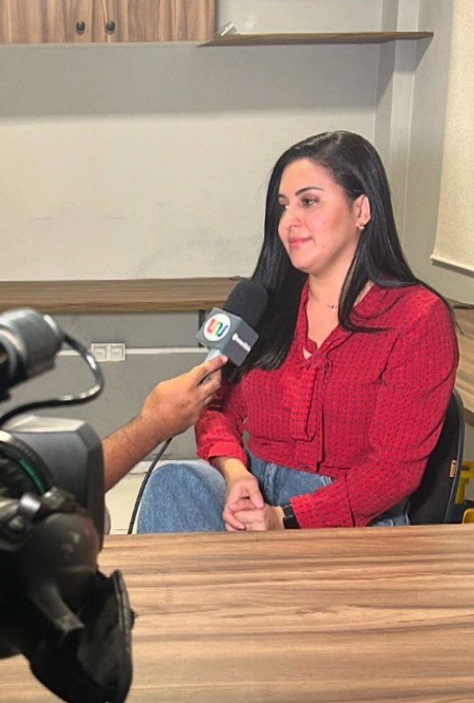 Patrícia Alencar concedendo entrevista a uma equipe de televisão